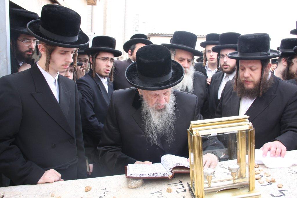 לרגל השמחה: האדמו"ר מסערט ויז'ניץ באוהל אדמו"רי בית ויז'ניץ