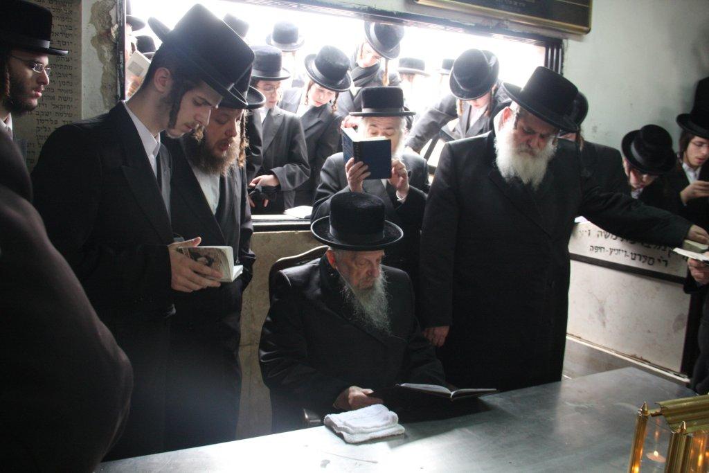 לרגל השמחה: האדמו"ר מסערט ויז'ניץ באוהל אדמו"רי בית ויז'ניץ