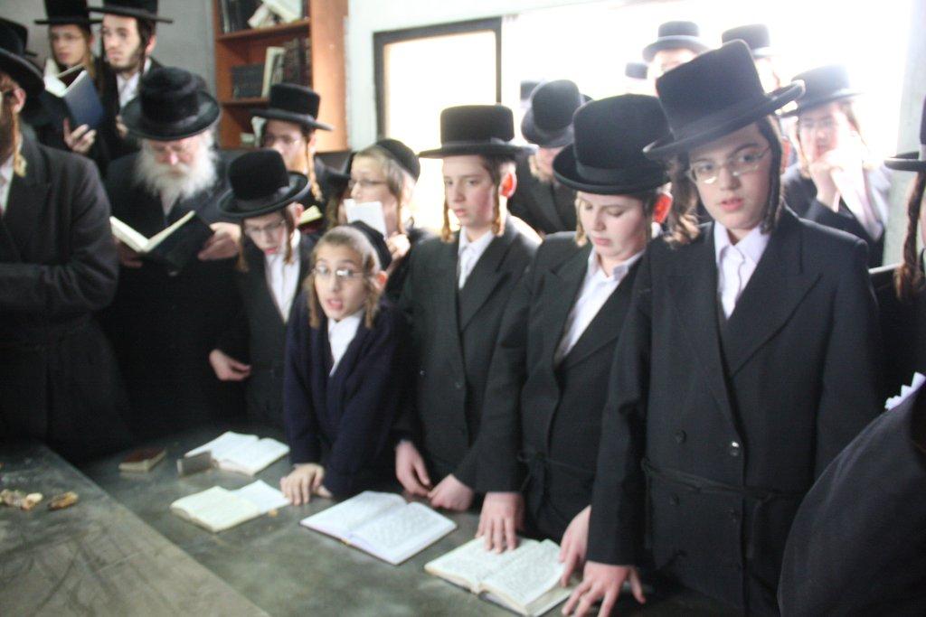 לרגל השמחה: האדמו"ר מסערט ויז'ניץ באוהל אדמו"רי בית ויז'ניץ