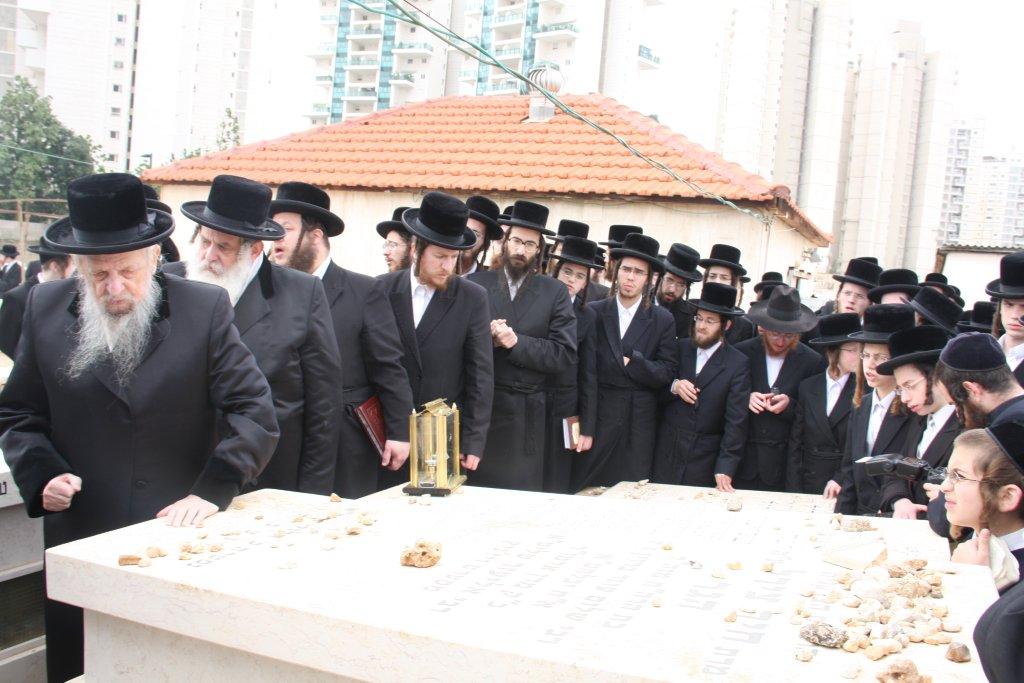 לרגל השמחה: האדמו"ר מסערט ויז'ניץ באוהל אדמו"רי בית ויז'ניץ