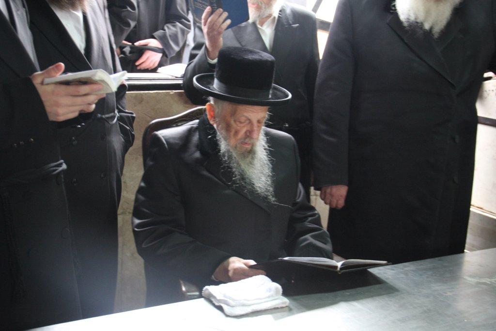 לרגל השמחה: האדמו"ר מסערט ויז'ניץ באוהל אדמו"רי בית ויז'ניץ