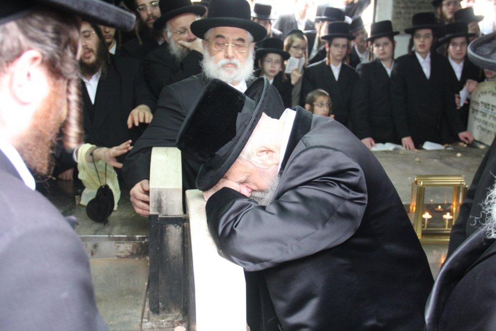 לרגל השמחה: האדמו"ר מסערט ויז'ניץ באוהל אדמו"רי בית ויז'ניץ