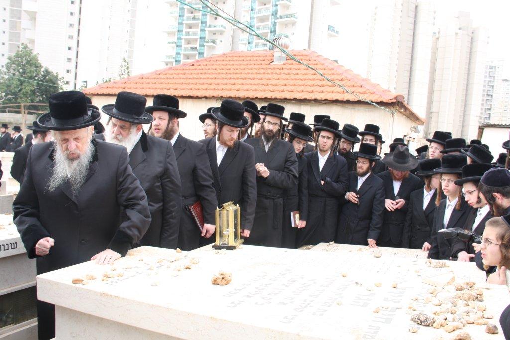 לרגל השמחה: האדמו"ר מסערט ויז'ניץ באוהל אדמו"רי בית ויז'ניץ