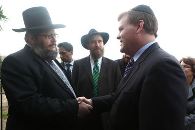 בביקור בכפר-חב"ד: שר החוץ הקנדי חשף את צביעות העולם