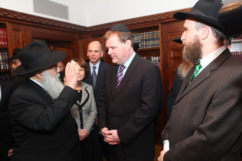בביקור בכפר-חב"ד: שר החוץ הקנדי חשף את צביעות העולם