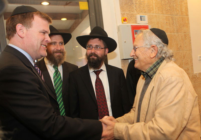 בביקור בכפר-חב"ד: שר החוץ הקנדי חשף את צביעות העולם