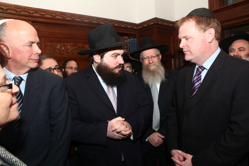 בביקור בכפר-חב"ד: שר החוץ הקנדי חשף את צביעות העולם