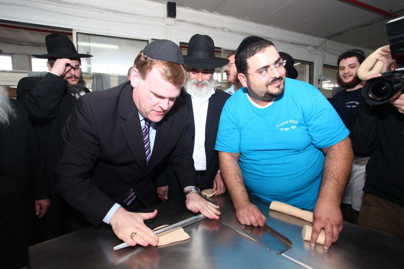 בביקור בכפר-חב"ד: שר החוץ הקנדי חשף את צביעות העולם