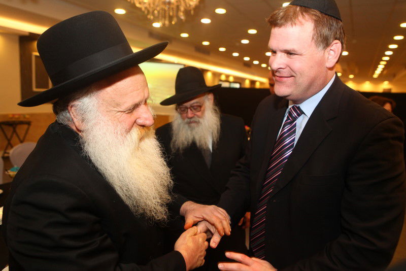 בביקור בכפר-חב"ד: שר החוץ הקנדי חשף את צביעות העולם