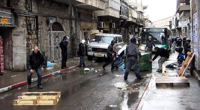 מהומות במאה שערים: פשיטה על בית חלפן כספים; 4 עצורים