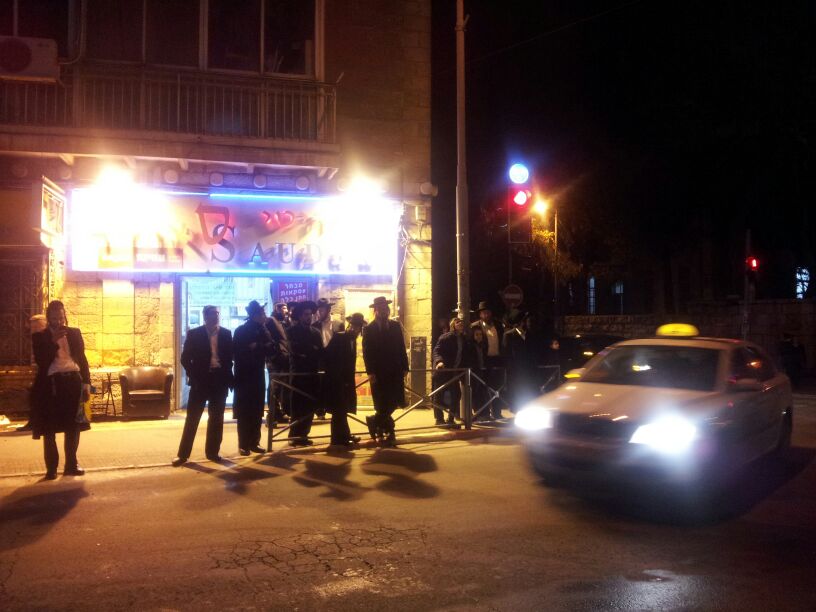 דרמה בשכונת גאולה: אדם יידה אבנים ואיים להתאבד