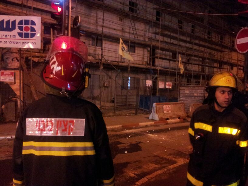 דרמה בשכונת גאולה: אדם יידה אבנים ואיים להתאבד