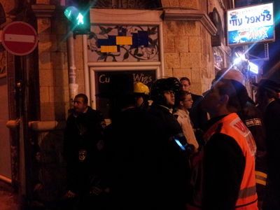 דרמה בשכונת גאולה: אדם יידה אבנים ואיים להתאבד