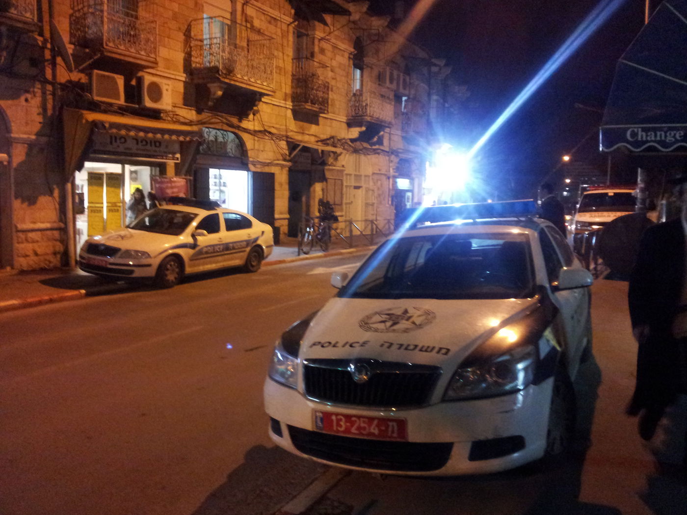 דרמה בשכונת גאולה: אדם יידה אבנים ואיים להתאבד