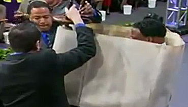 המראה המזעזע בטקס הנוצרי (צילום מסך מתוך יוטיוב)