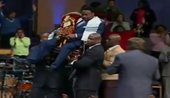 מטיף התעטף בטלית וביריעות ספר-תורה במהלך טקס נוצרי