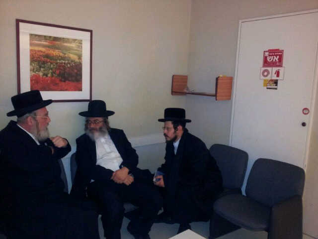 ,,ח"כ הרב ישראל אייכלר בפתח חדרו של הגרי"ש אלישיב עם נכדו הרב אריה אלישיב