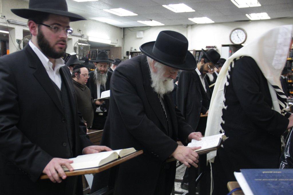 לפתוח שערי שמים ● רבבות התפללו לרפואת הרב אלישיב