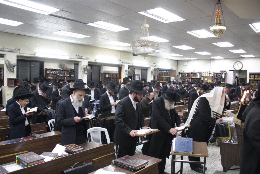 לפתוח שערי שמים ● רבבות התפללו לרפואת הרב אלישיב