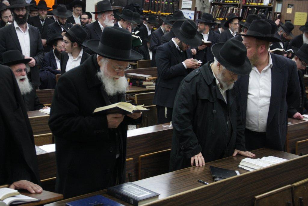 לפתוח שערי שמים ● רבבות התפללו לרפואת הרב אלישיב