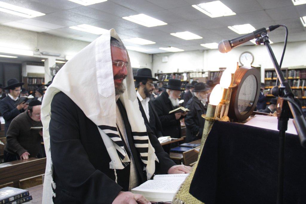 לפתוח שערי שמים ● רבבות התפללו לרפואת הרב אלישיב