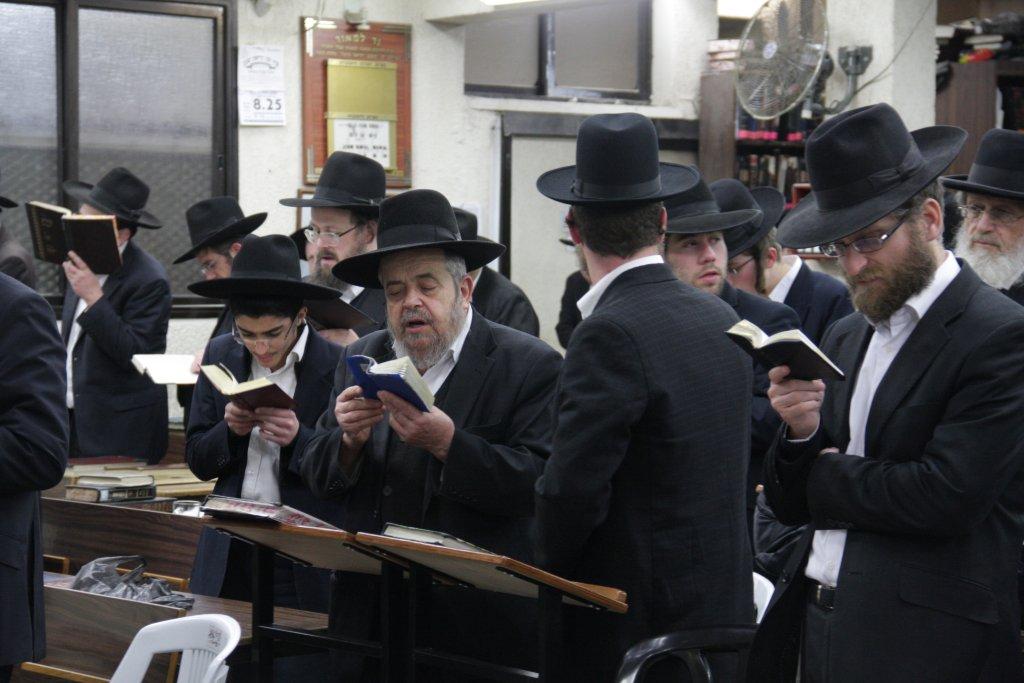 לפתוח שערי שמים ● רבבות התפללו לרפואת הרב אלישיב