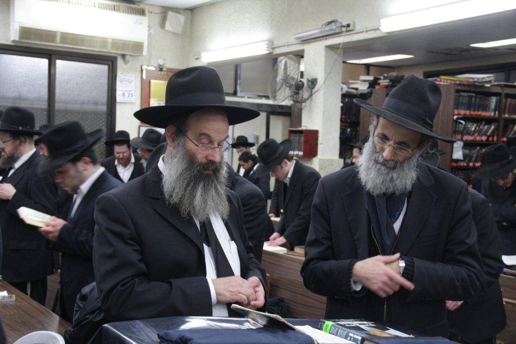 לפתוח שערי שמים ● רבבות התפללו לרפואת הרב אלישיב