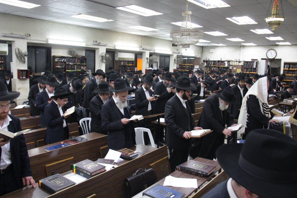 לפתוח שערי שמים ● רבבות התפללו לרפואת הרב אלישיב