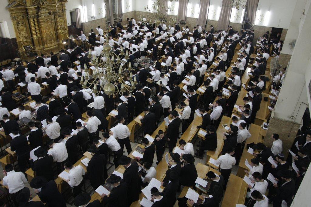 לפתוח שערי שמים ● רבבות התפללו לרפואת הרב אלישיב