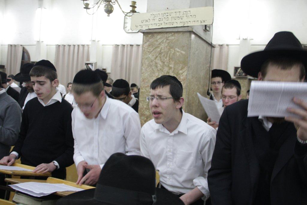 לפתוח שערי שמים ● רבבות התפללו לרפואת הרב אלישיב