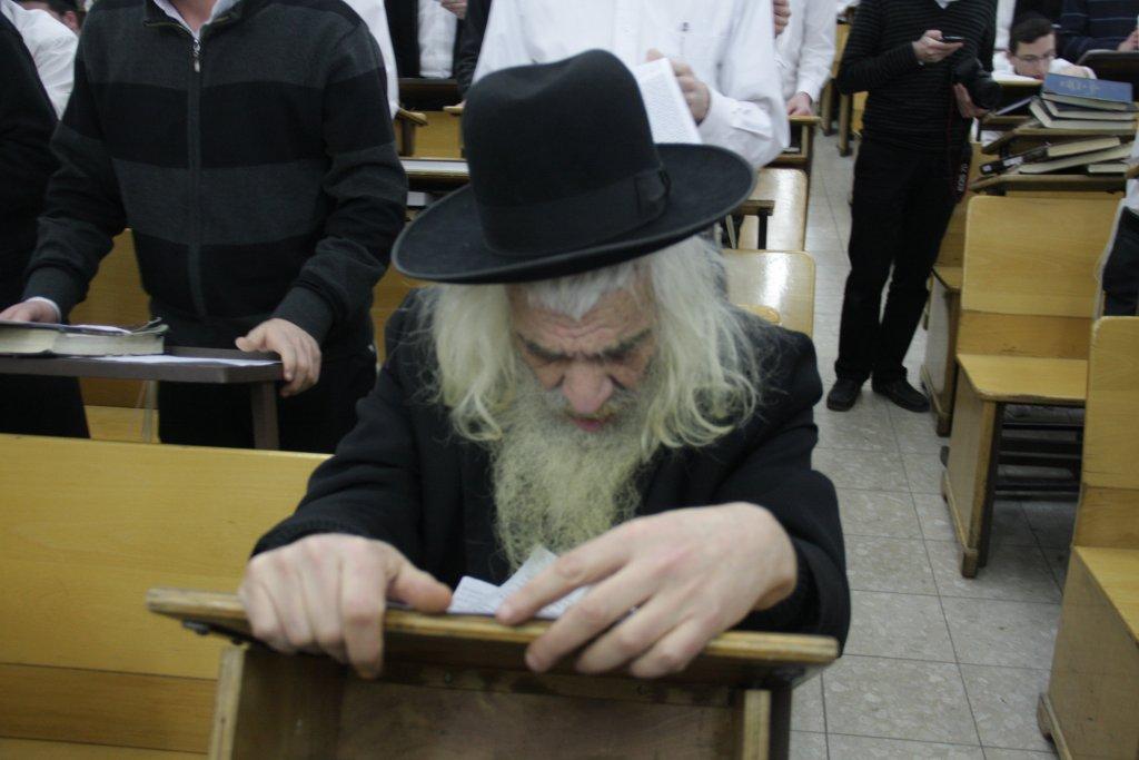 לפתוח שערי שמים ● רבבות התפללו לרפואת הרב אלישיב