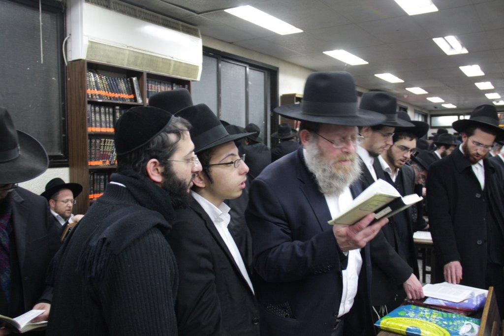 לפתוח שערי שמים ● רבבות התפללו לרפואת הרב אלישיב