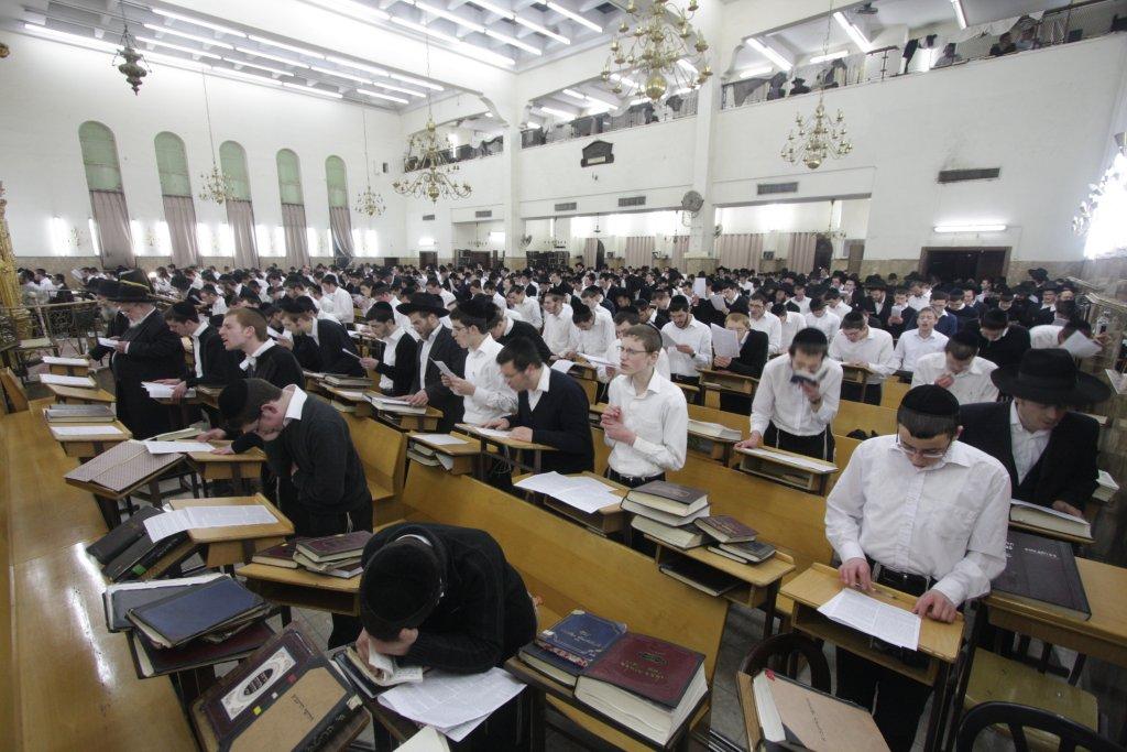 לפתוח שערי שמים ● רבבות התפללו לרפואת הרב אלישיב