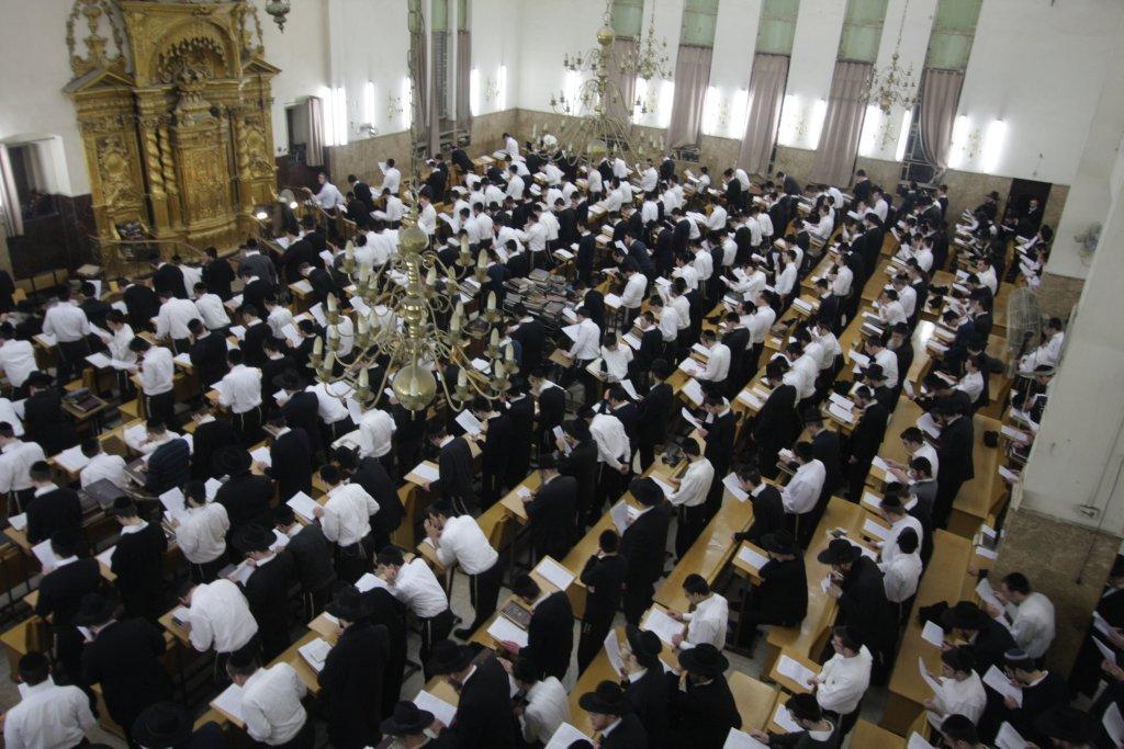 לפתוח שערי שמים ● רבבות התפללו לרפואת הרב אלישיב