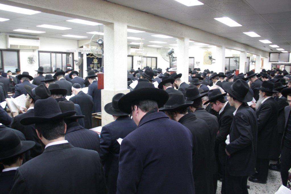 לפתוח שערי שמים ● רבבות התפללו לרפואת הרב אלישיב