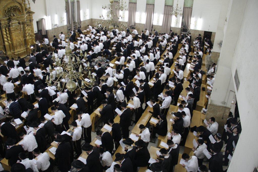 לפתוח שערי שמים ● רבבות התפללו לרפואת הרב אלישיב