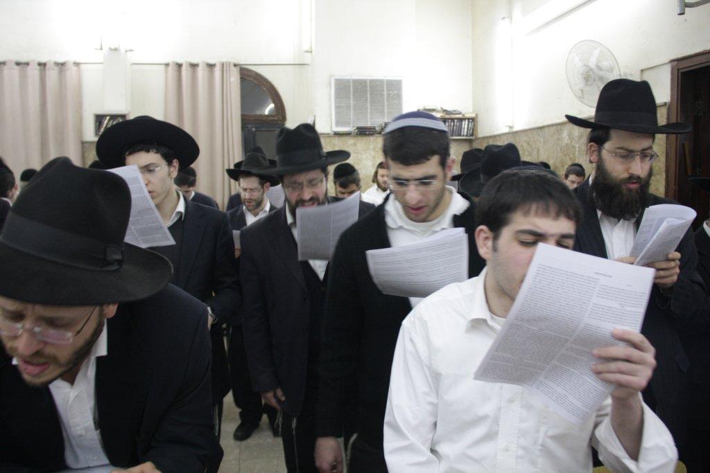 לפתוח שערי שמים ● רבבות התפללו לרפואת הרב אלישיב