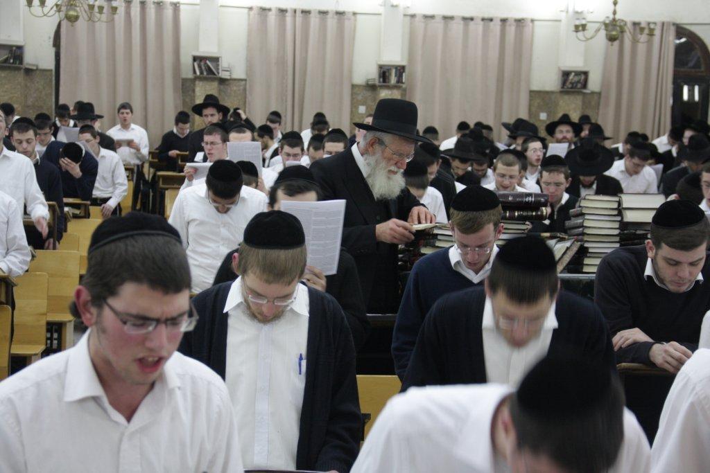 לפתוח שערי שמים ● רבבות התפללו לרפואת הרב אלישיב