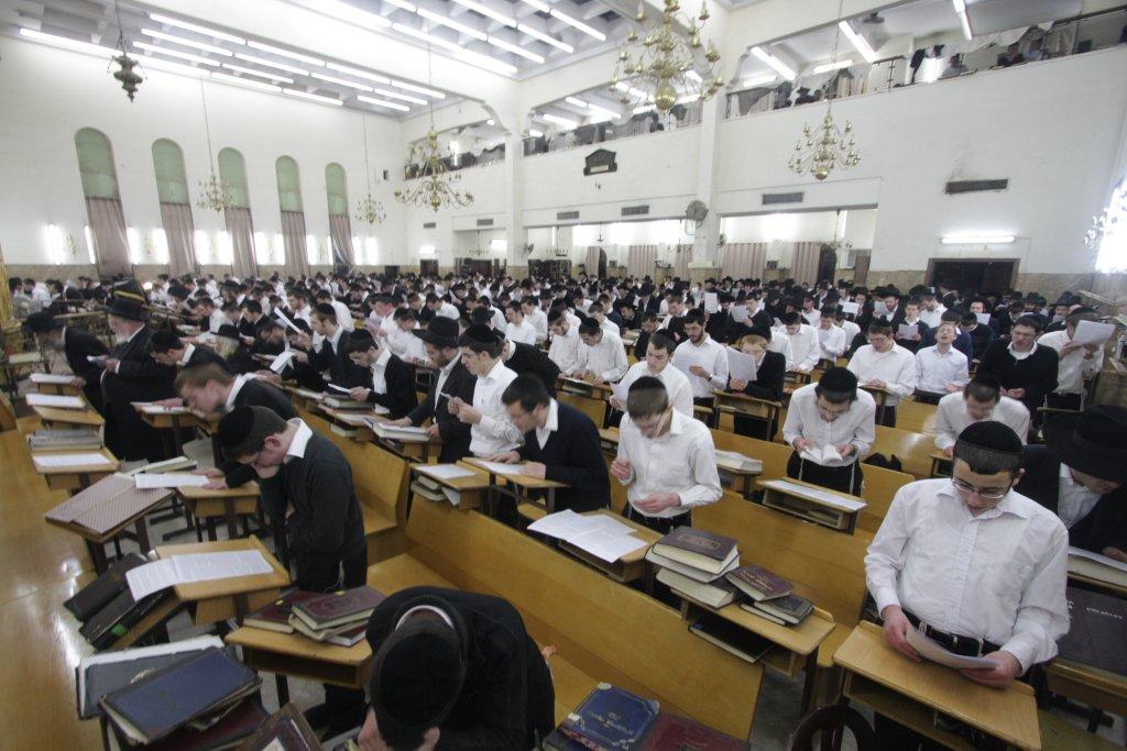 לפתוח שערי שמים ● רבבות התפללו לרפואת הרב אלישיב