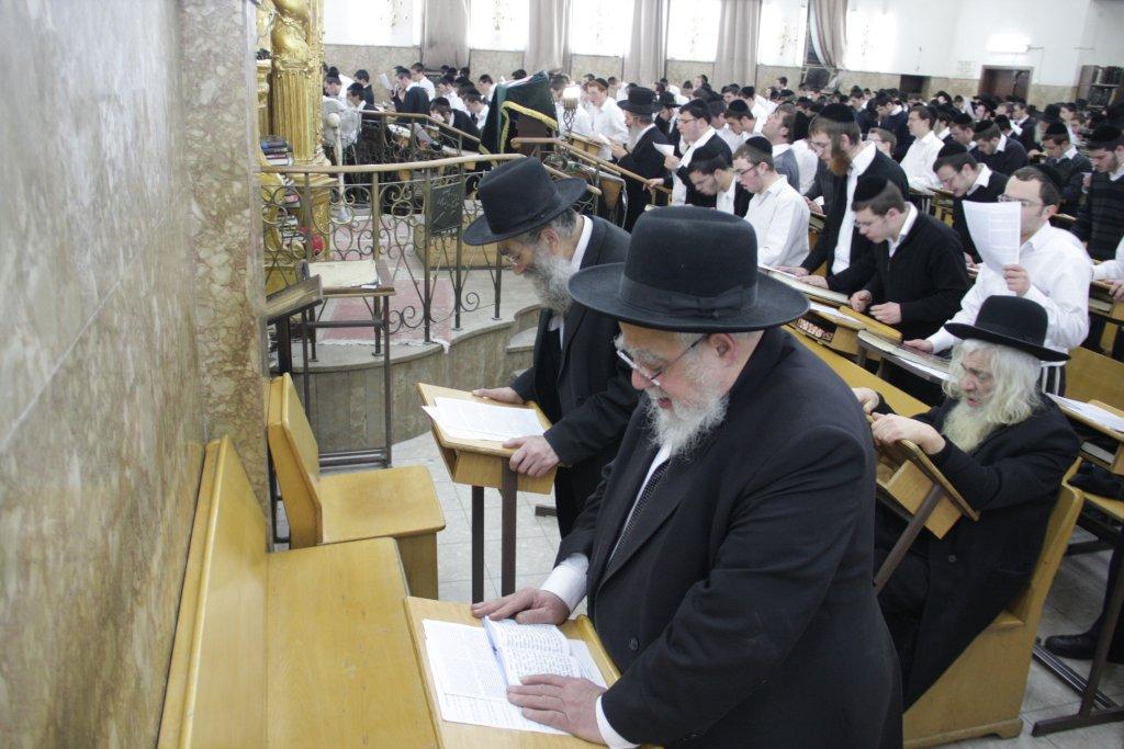 לפתוח שערי שמים ● רבבות התפללו לרפואת הרב אלישיב