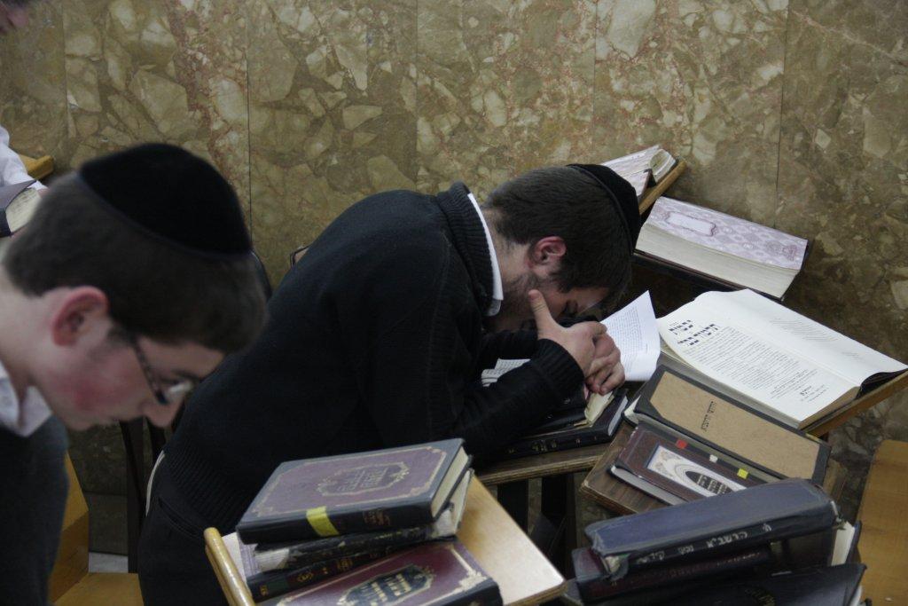 לפתוח שערי שמים ● רבבות התפללו לרפואת הרב אלישיב