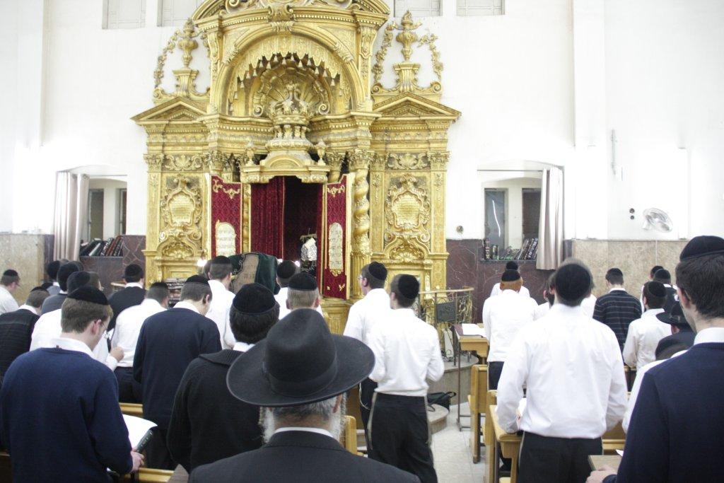 לפתוח שערי שמים ● רבבות התפללו לרפואת הרב אלישיב