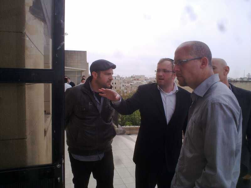 צפו: בכירי "הארץ" התפללו לרפואת הגרי"ש אלישיב