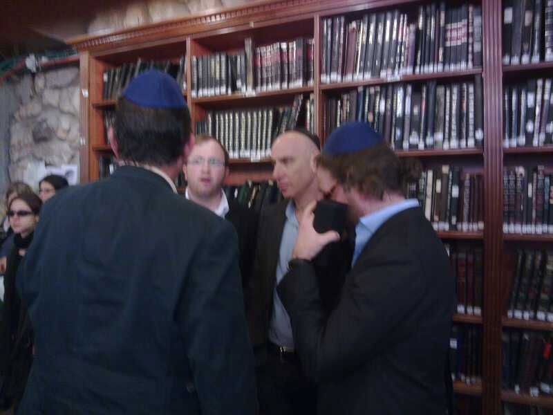 צפו: בכירי "הארץ" התפללו לרפואת הגרי"ש אלישיב