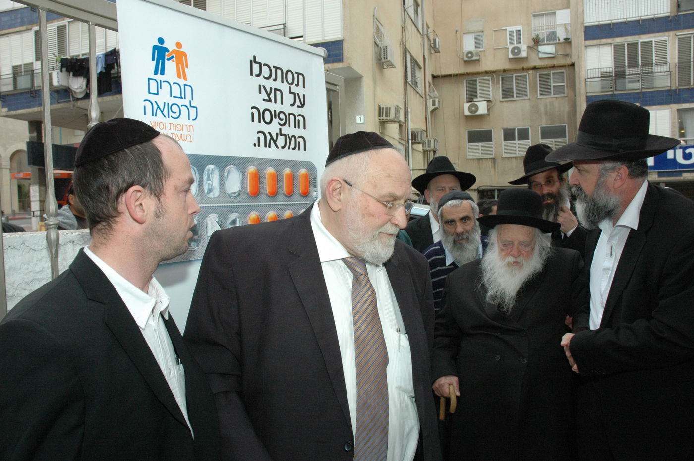 מרן הרב חיים קנייבסקי: "אסור לזרוק תרופות לפח"