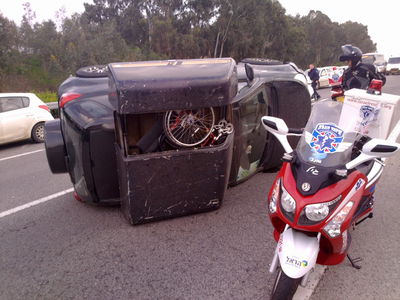 תאונה בכביש 4: נהגת התהפכה עם רכבה