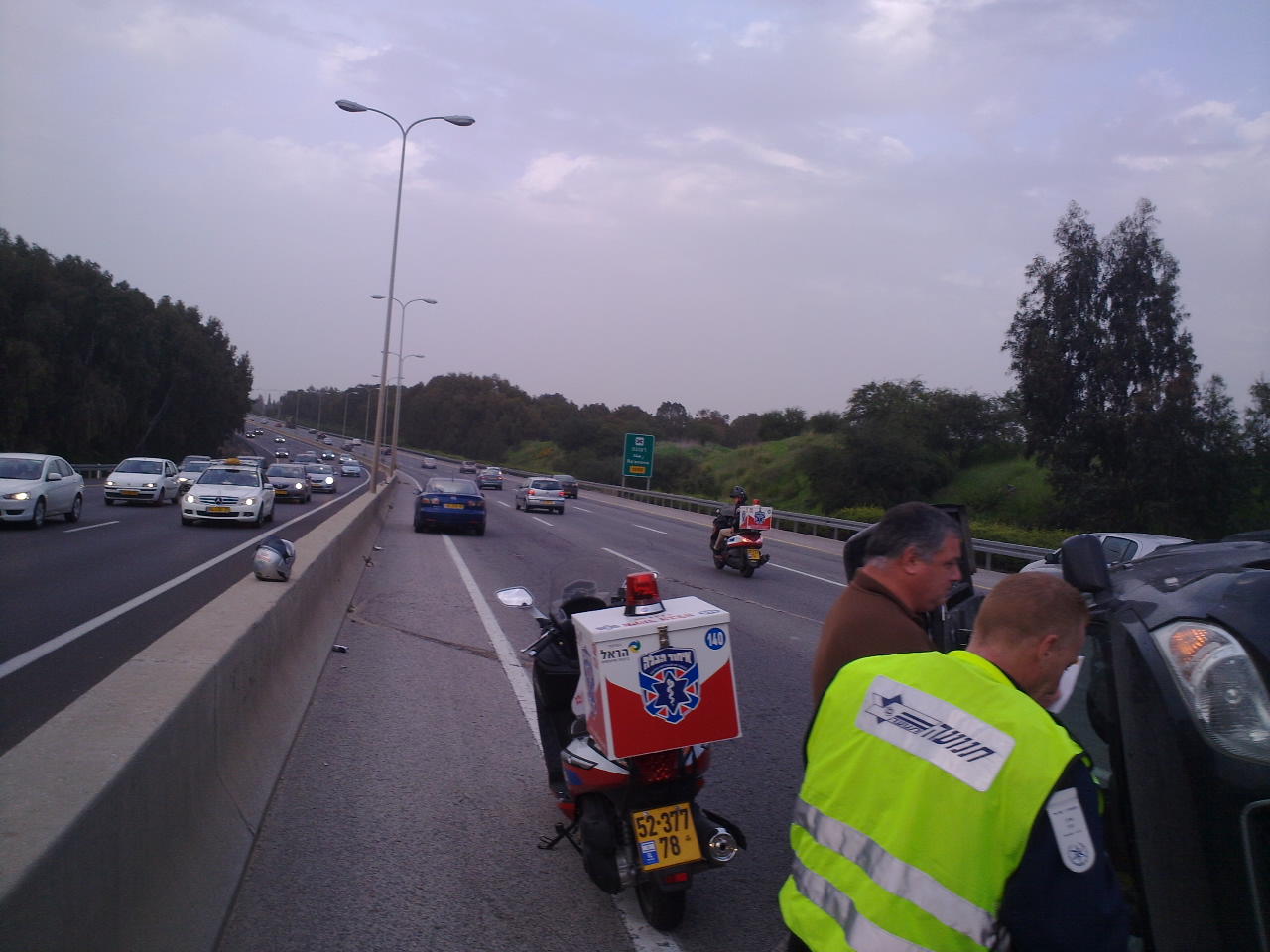 תאונה בכביש 4: נהגת התהפכה עם רכבה