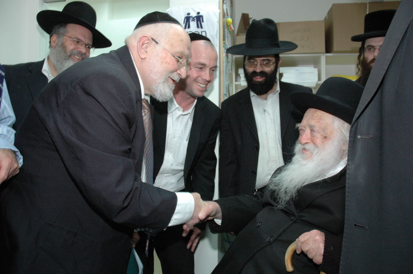 מרן הרב חיים קנייבסקי: "אסור לזרוק תרופות לפח"