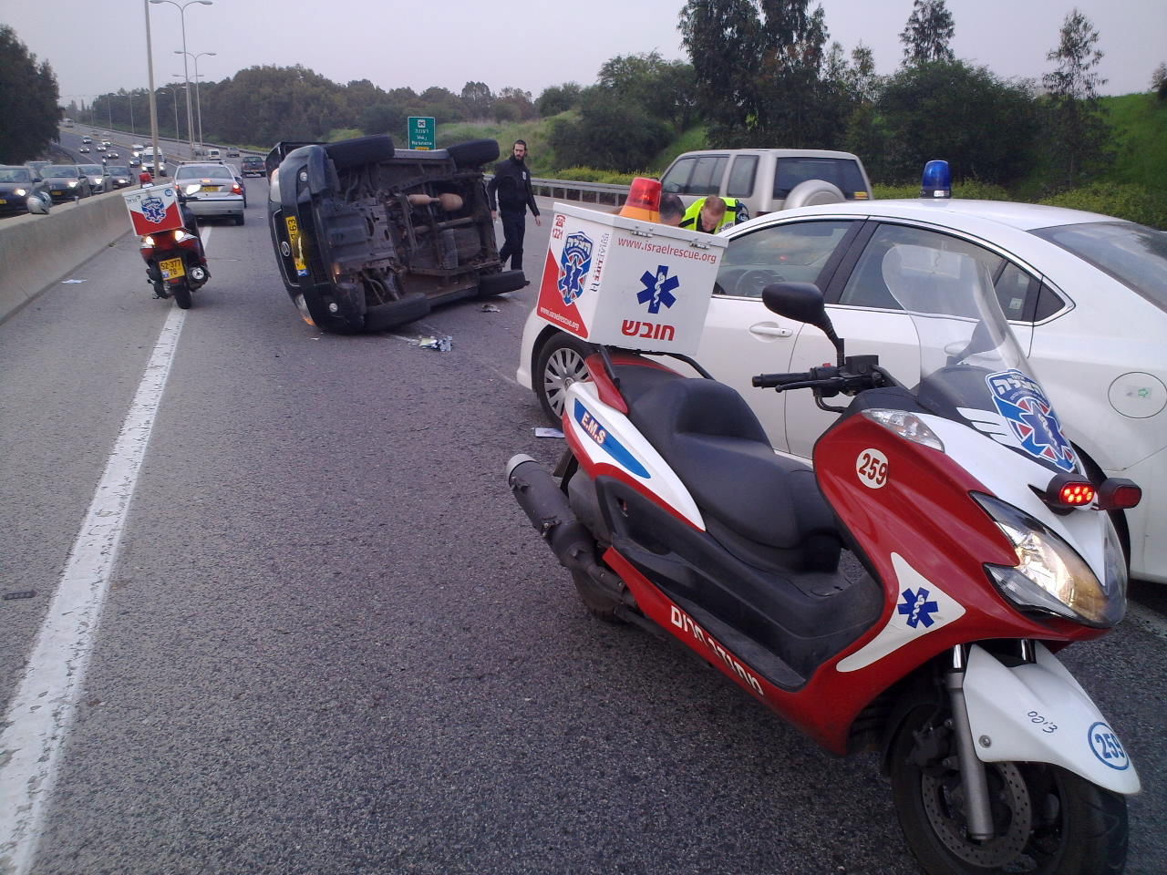 תאונה בכביש 4: נהגת התהפכה עם רכבה