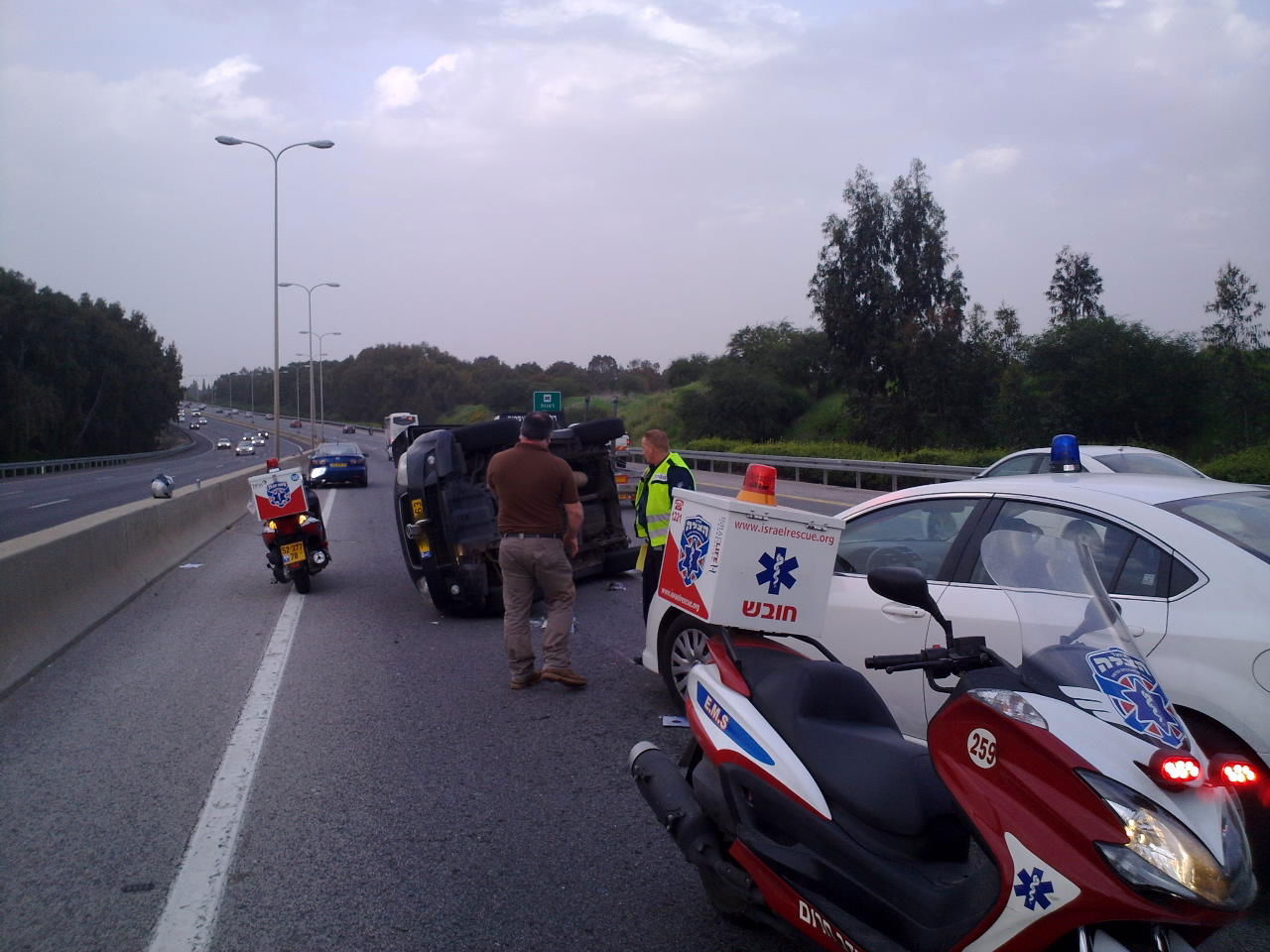 תאונה בכביש 4: נהגת התהפכה עם רכבה
